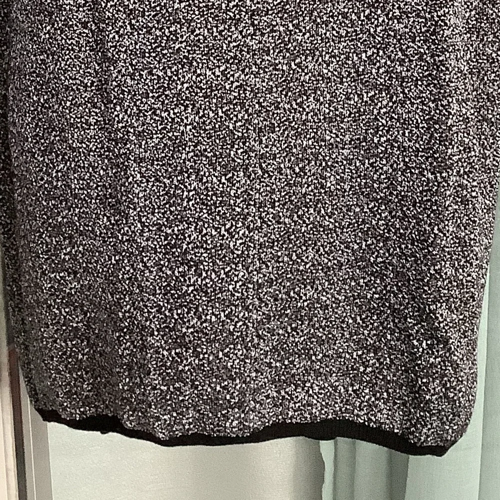 Long sleeved, hooded tunic top featuring a black & silver speckled knit 🌻